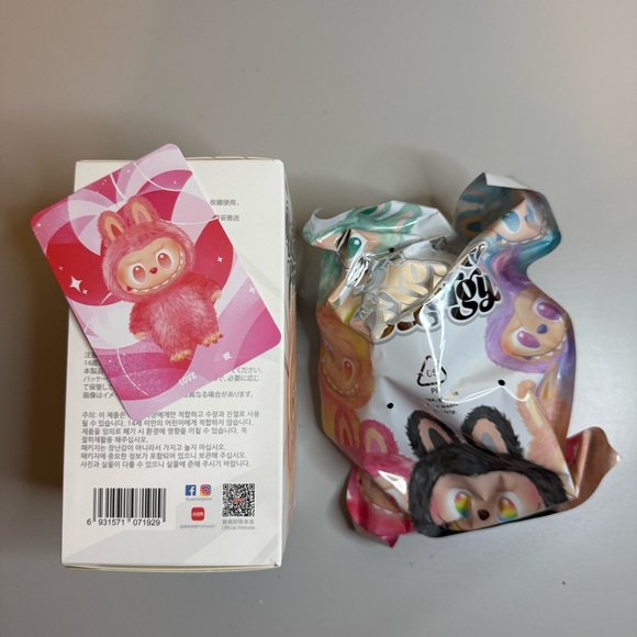 POP MART The Monsters Big Into Energy LOVE Labubu - Picture 3 of 4